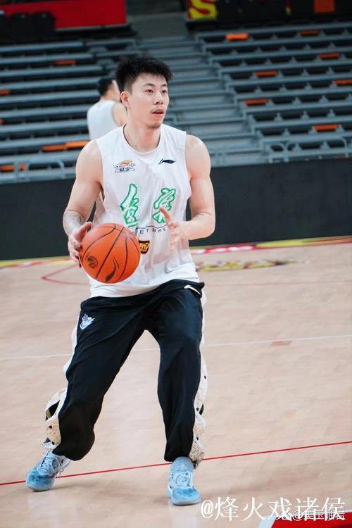 辽篮训练师社媒分享球队踩场图集并配文：GAME 1